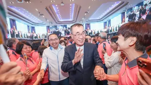 李四川出席同鄉總會大會侯友宜同台力挺，現場百桌齊聚高喊凍蒜