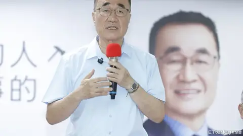 力挺蔣萬安選情遭綠營支持者抵制，李四川吃滷肉飯聲援鬍鬚張