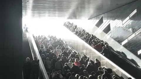急取背包逆向奔跑釀禍，知名作家劉克襄高鐵站摔傷見血（示意圖）