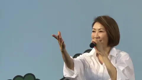 李翊君國慶日抱病飆歌 高雄眷村嘉年華巧遇同學哥哥