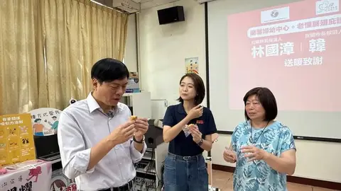 中秋佳節將至綠營參選人送暖庇護工場，認購百盒月餅力挺身障自立
