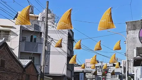 鹿港街頭懸掛黃色三角形裝飾引熱議，民眾笑稱像魚翅或多力多滋