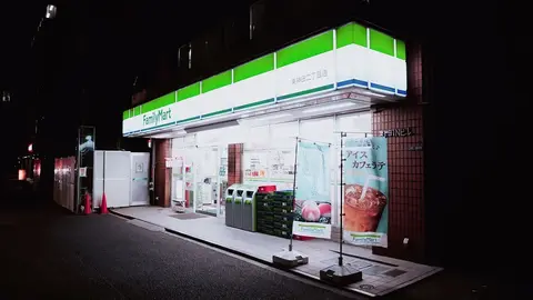 苗栗男疑誤踩油門失控，轎車衝撞超商玻璃幸無人受傷（示意圖）