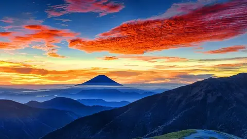 富士山登山步道實施人流管制卻依然擁擠，日本環境省出招了（示意圖）
