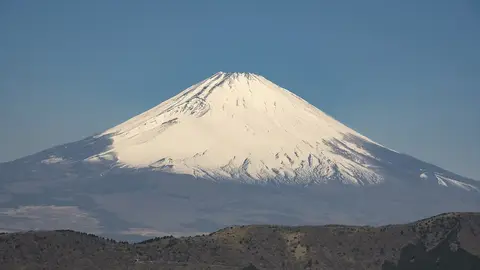 富士山初冠雪迎來重大變革，百年來全靠人工目視的傳統正式畫下句點（示意圖）