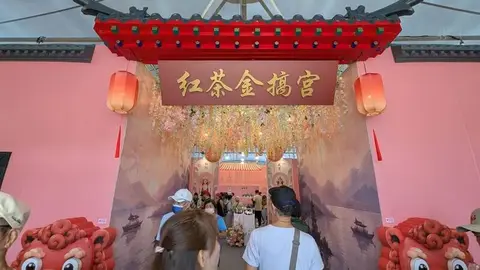 南投茶博玩創意!魚池鄉農會打造粉紅宮廟風推日月潭紅茶