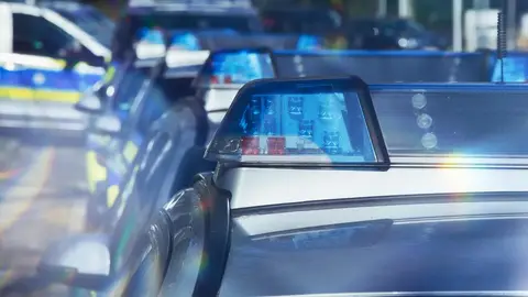 綠燈卻停在橋上不走,內湖警方靠近一看竟是駕駛昏睡還握著毒菸(示意圖)