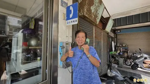 彰化88歲老阿公每天打公用電話，背後原因曝光超溫馨
