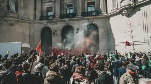 港媒指涉沈伯洋父賺紅錢，民進黨團反擊：境外勢力介選劇本重演（示意圖）