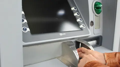 中華郵政ATM存款限額放寬，單筆最高可存入十萬元現金（示意圖）