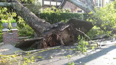 澳洲小鎮遭罕見龍捲風突襲,強風掀飛戶外家具釀災(示意圖)