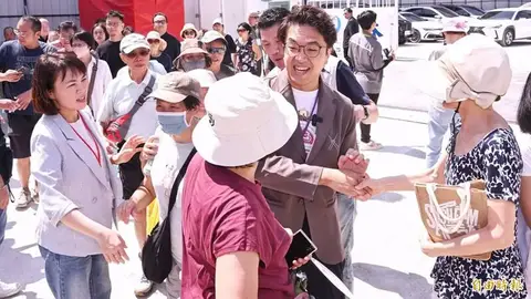 沈伯洋視察大安區社宅動土,大批粉絲頂著烈日包圍追星