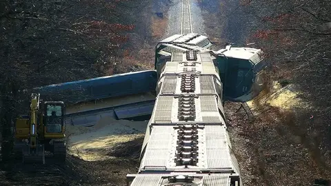 西班牙高鐵驚傳追撞與車廂脫軌，已造成至少三十死（示意圖）