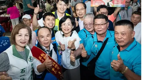 板橋同鄉會聚會盛況空前，蘇巧慧進場百公尺眾人搶合影