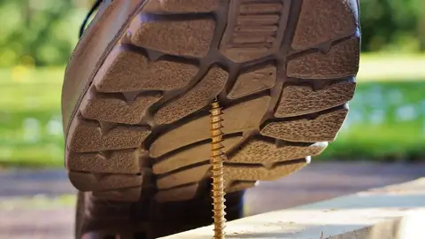 開學季年輕族群車禍頻傳，剛拿到駕照兩週就自撞送醫，醫呼籲佩戴全罩式安全帽（示意圖）