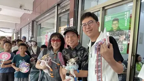 台中議員林祈烽發放3000條洋流飄帶，支持者清晨排隊領取，更有台北民眾專程南下