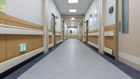 中榮神經外科晨會錄音流出風波延燒,高風險脊椎手術與廠商代刀爭議再掀議論(示意圖)