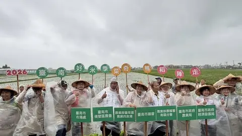 後壁區稻作文化推廣活動風雨中登場，農政單位遵循古禮完成祈福與插秧體驗