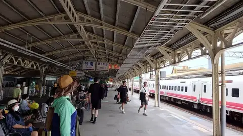 國慶連假衝台南站！百年路面月台迎最後倒數 拍照打卡送通車紀念椪餅與胸章