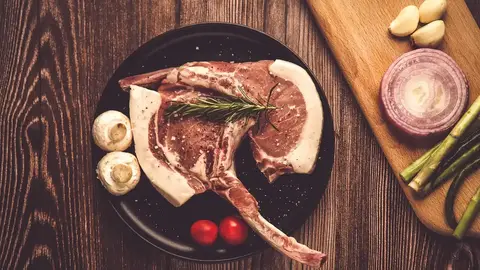 北車連鎖燒肉店生肉盤爬活蛞蝓！店員淡定稱菜裡常抓到（示意圖）