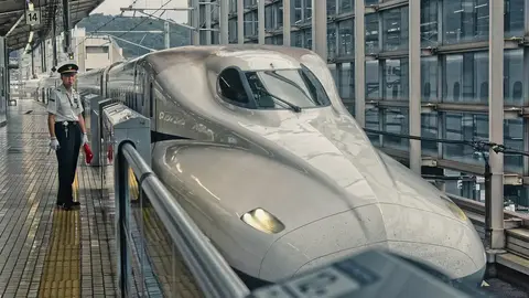 高鐵新世代列車N700ST首度12節合體，與700T現役車在燕巢總機廠同框亮相（示意圖）