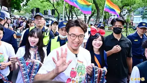 同志遊行破15萬人湧入台北街頭 沈伯洋發放飄帶蔣萬安遭民眾抗議