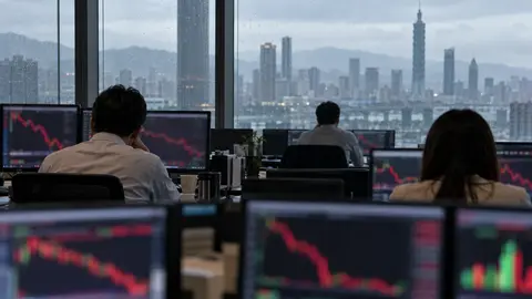 台股期貨10月契約收盤重挫505點，現貨同步走跌（示意圖）