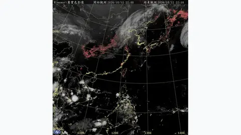 本週天氣兩階段轉折：前兩天晴朗溫暖，週三起東北季風報到北台灣轉涼（衛星雲圖）