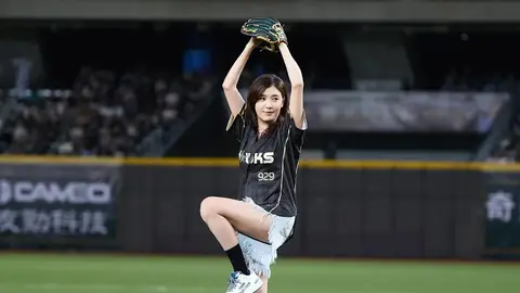 55歲蘇慧倫大巨蛋熱褲開球，凍齡外貌搭神曲球迷全瘋狂