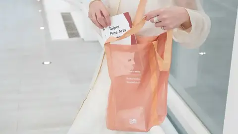 北美館推永續循環計畫，舊展場隔幕變身限量文青包