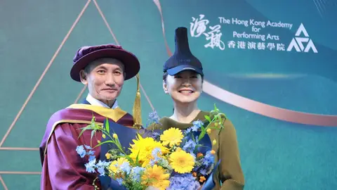 徐克獲頒香港演藝學院榮譽博士，林青霞現身獻花致意