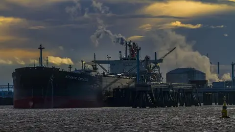 中東衝突延燒波海！阿聯外海油輪受損漏油，大片油汙逼近海岸迫使多處海灘關閉（示意圖）