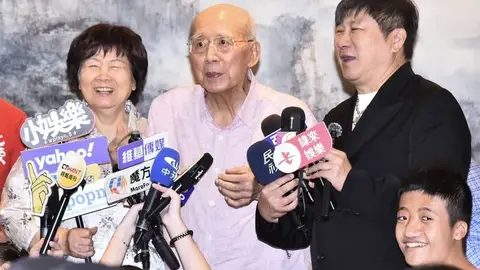 跌倒後首度公開露面 吳伯雄同台胡瓜親揭身體現況