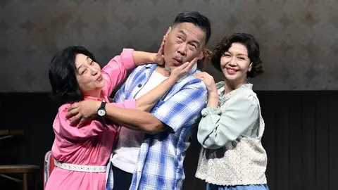 資深演員朱德剛排練舞台劇,年過六旬談生死有感